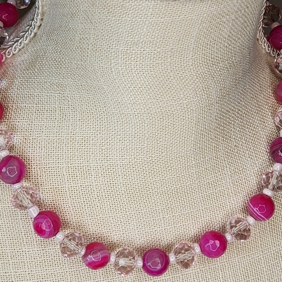 Handmade pink agate and glass beaded necklace 18" collar length - Picture 6 of 12